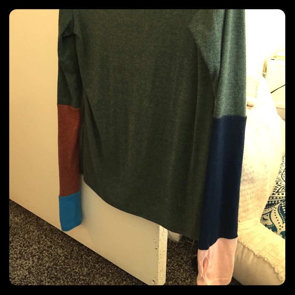 Gently used long sleeve top with thumb holes